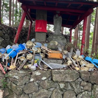 子安地蔵様。
安産祈願に穴の空いた柄杓をお供えすると、水がスルッと抜けるように楽に子が生まれるというご利益があるそうです。