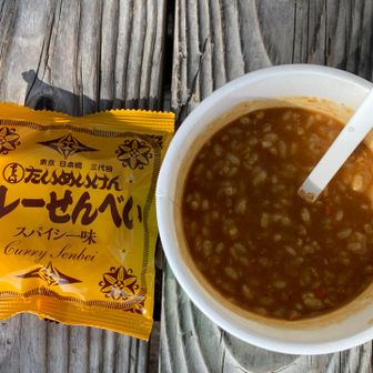 カレーメシとmasaさんから頂いたカレー煎餅。