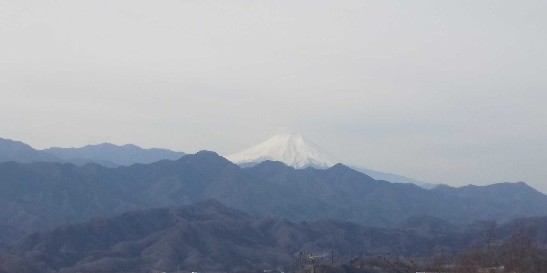 おおっ、富士山🗻見っけ✌️
昨日の天気なら、青い空に映えただろうなぁ✨
