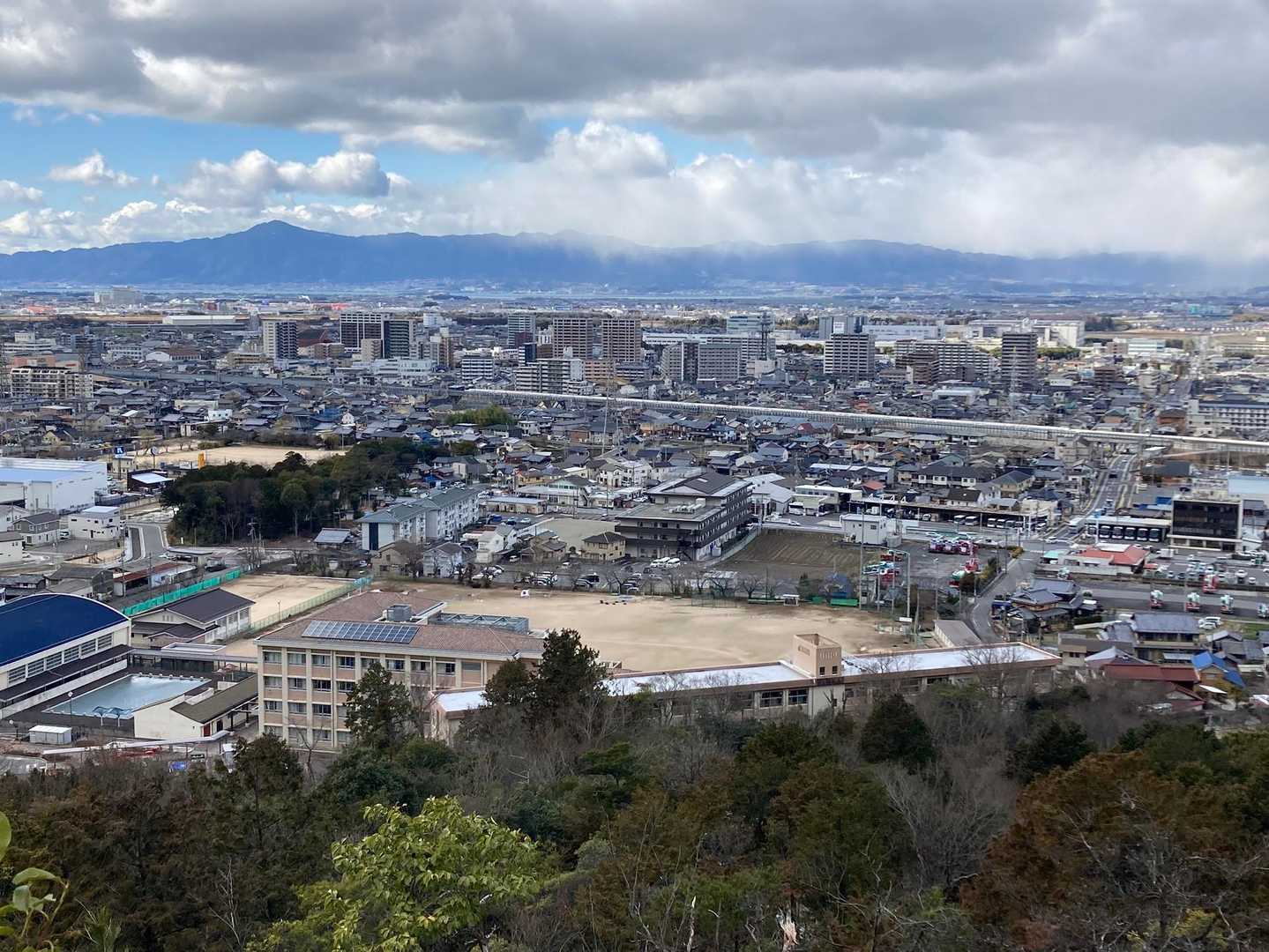 眺望が開けたところから。
山のすぐ下に「野洲中学校」
真ん中の白〜いのが「東海道新幹線 🚅」
ちょうど、通ってます。
その後ろに「野洲市街地」の中心部。
「琵琶湖」がかすかに見えて、
後ろに「比良山地」
左奥の高い山が「比叡山」