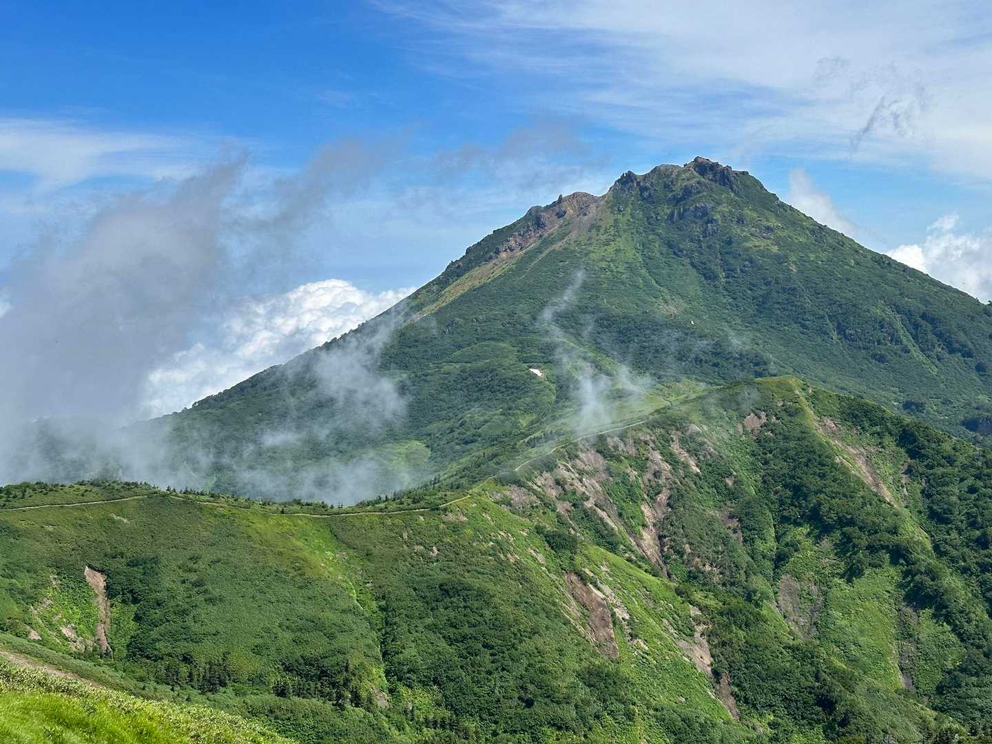 金山から見た焼山。