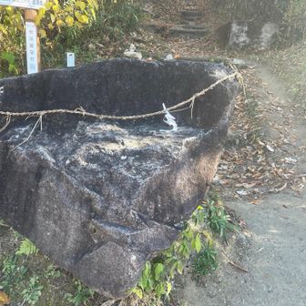 この岩はなんのご神体？