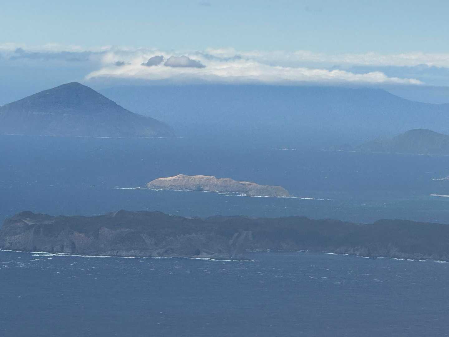 この前行った利島の宮塚山だ