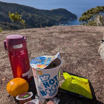 この岩、登ったものの私⛓️降りれるの❓💦
心配してたら、落ちないようにしっかりサポートしてくださいました🤭やっぱり頼れるにゃ🤩ありがとうございます😍

近くの素敵な大岩を見つけ、そこでお昼ご飯。
なんて素敵な岩のテーブル❣️おやつありがとう😋