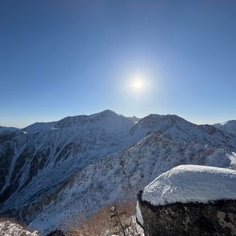 そして駒石到着で木曽駒、木曽前、三沢岳かな？
眠さがヤバくてボケーとしながらも写真撮らなとパシャパシャ📸
温かいからシャットダウンしないだろうと超望遠デジカメ持って来たのにHDR設定切るの忘れて、合成写真だから超望遠の手ブレで全部ボツに😂
木曽前の標柱かな？や　宝剣岳アップなんかも撮れる位だったのにやっちまった💦