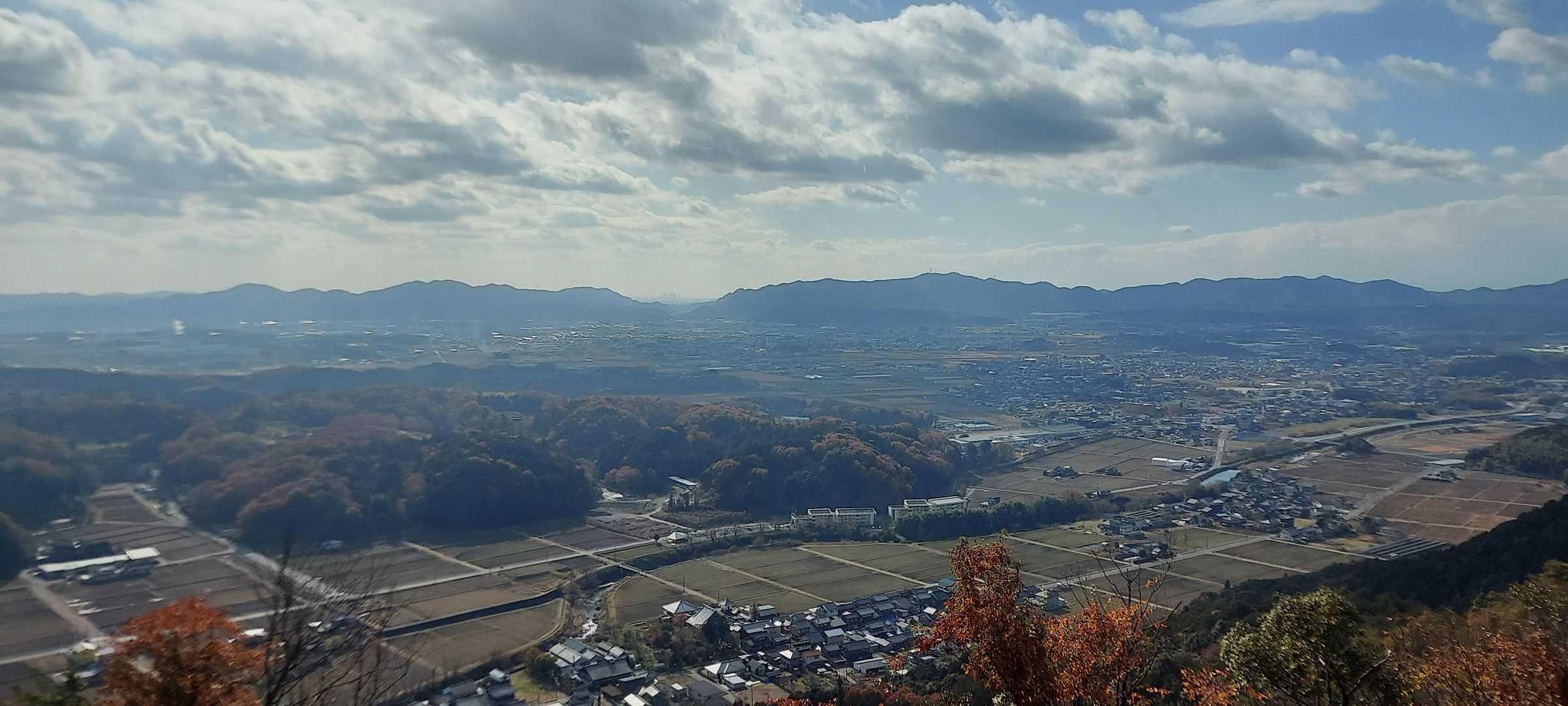 各務原アルプスの中央奥は名古屋のビル群