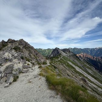これから行く西鎌尾根　遠くに黒部の山々が見える