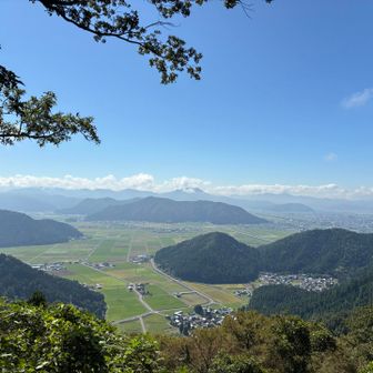展望台から見た南側の景色です。


さて4日前、高御位山に登ったときは、息は切れるし、足はぜんぜん上がらないしで、どうなることかと思っていましたが、今日は前半こそしんどかったものの、段々と全身に力がみなぎってきて、キビキビと登ることができました。

自分でもビックリの回復力ですが、まるで憑き物が落ちたかのような感覚なのです😳


これにて、リハビリ完了とします！！