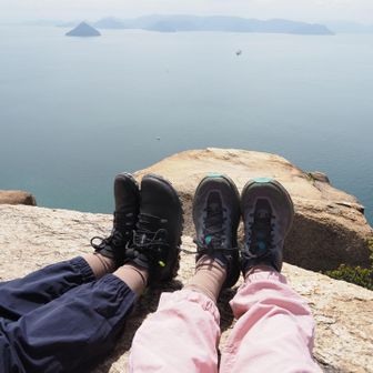 左、花ちゃん
右、わたし

トレッキングパンツは迷迭香の色違い
靴下はお揃いのフラワーオブマウンテン
なんと手ぬぐいも同じ柄でした