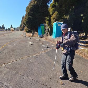 管理小屋が綺麗に撤去されていたのね？！
風避けてランチしようかと…🍱
日の当たる駐車場でサクッと掻き込むだけェ～
仏石まで行くには時間切れです
下山の判断は早いのだ(師走だからね)