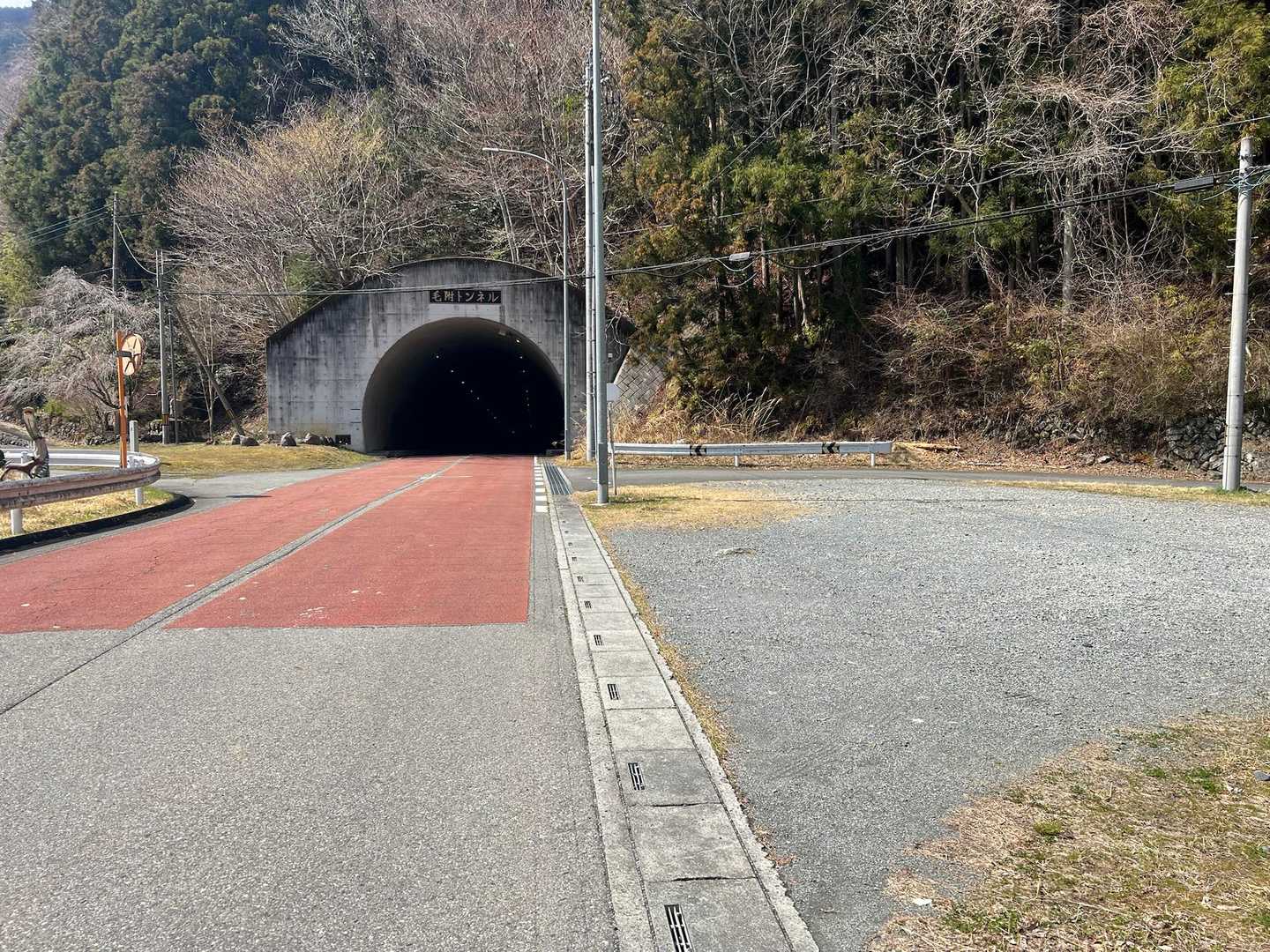 8時半に駐車場とうちゃこ！
秩父方面から来ると『毛附トンネル』を出た左側にスペースがあるので、ここに駐車します。
慌ただしく支度をしてスタート🚶🏾‍♀️
この写真は下山後に撮った写真ですが、便宜上最初に…😅