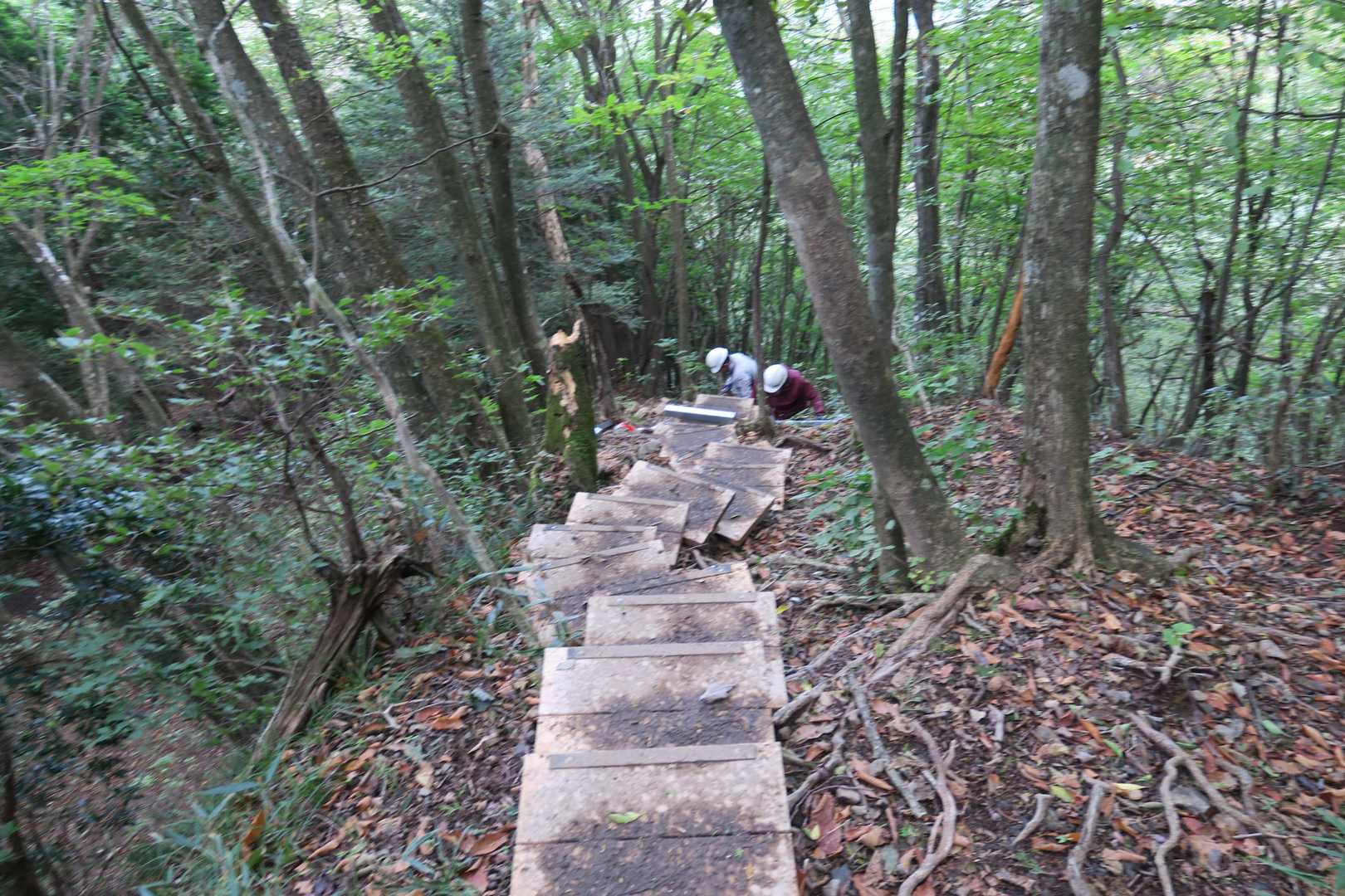 登山道の修理中。ありがとうございます。