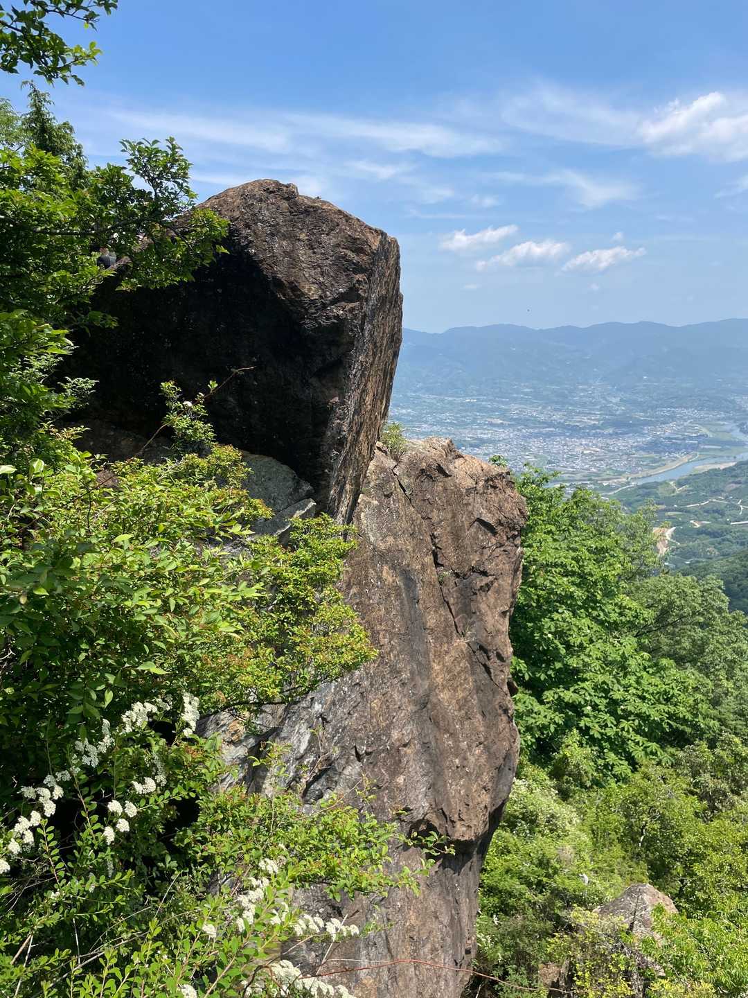 明神岩。横から