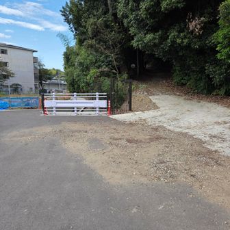 緑水会病院裏の鋪装道へ出ます
ここが登山道の入口