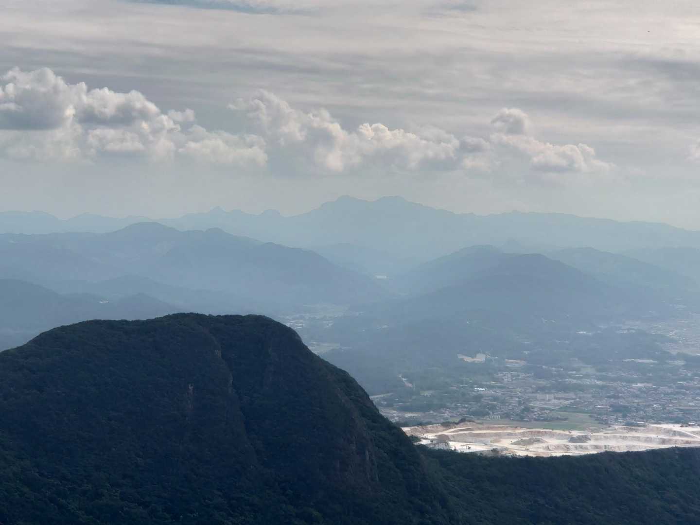 遠くに英彦山