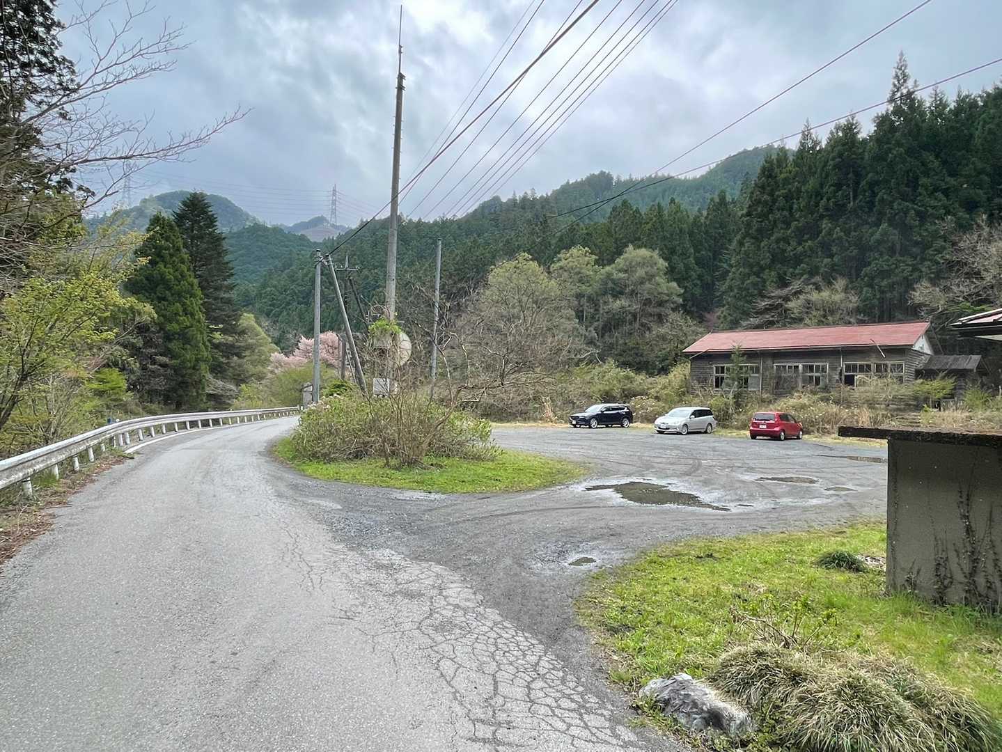 加蘇山神社の駐車場は満車😅
入口まで戻って駐車、ここからスタートです！