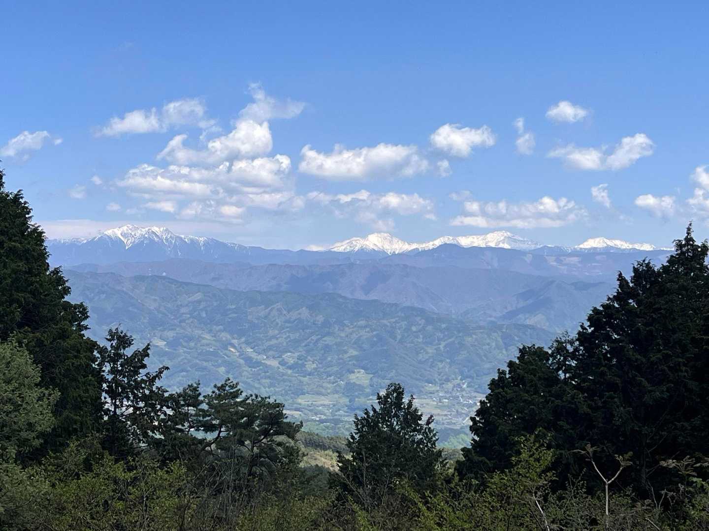 登山口に降りて来たら雲が晴れてきれいに見えた