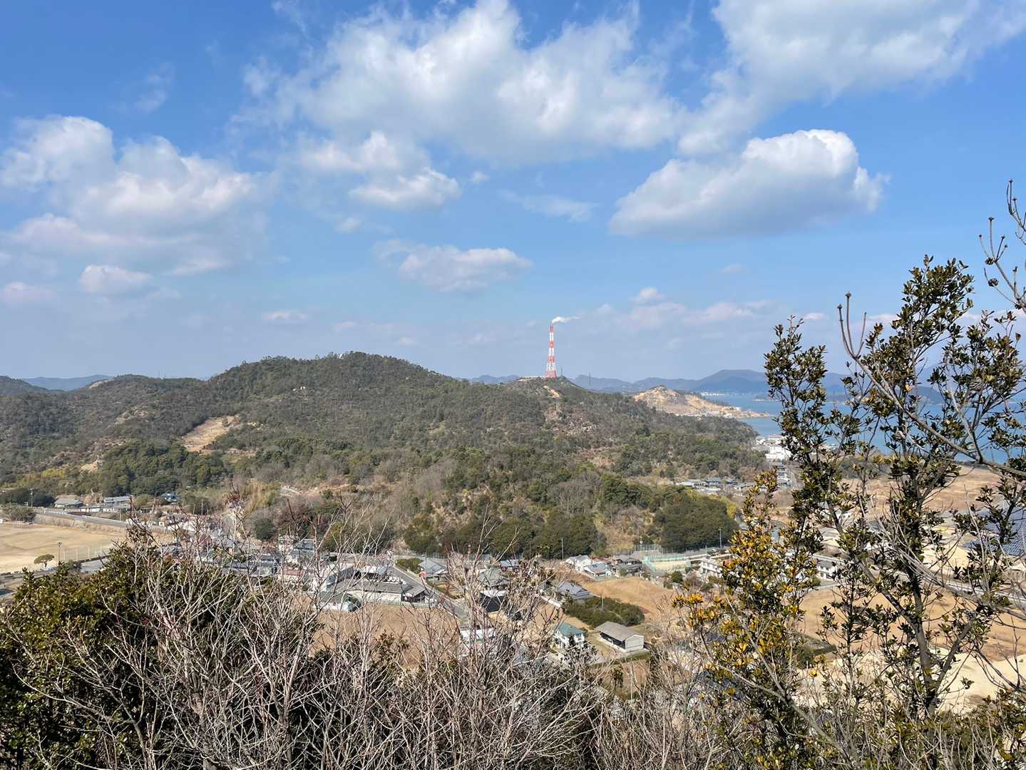 三角点を探すも見つからないので、進むと
小さな岩場があり　そこからの眺望
目の前には、さっき登った　「地蔵山」⛰
