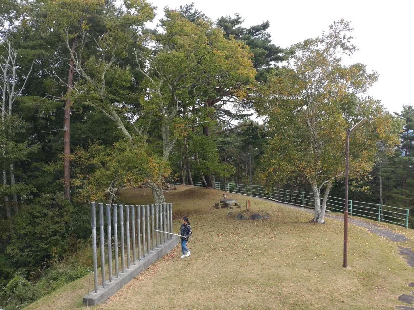 叩くと音が鳴る、大きな鉄琴？