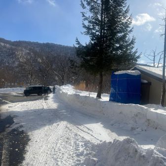 国道沿いの駐車場はしっかりと雪掻きされていました
トイレは冬季閉鎖中