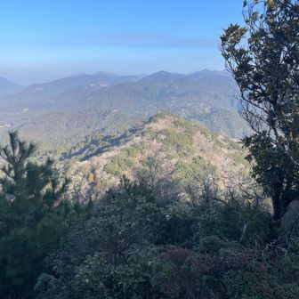 分岐まで戻って
これから進む稜線を眺め