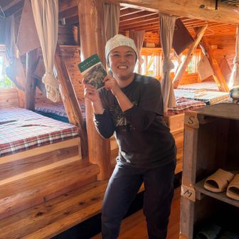 小屋に戻って私が持参した本を手にしてポーズ。サインまでしていただいた感謝