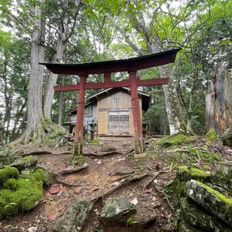 両神神社、奥はドア開けて参拝OK