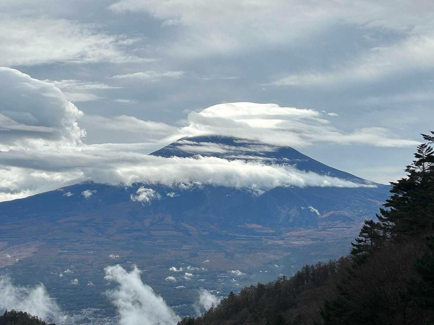 富士山は初冠雪が遅かったですね！
雪は肉眼では見えませんでした。
かわりに太陽の光があたり、頂山付近は神々しいです✨笠雲です✨
