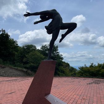 この銅像いつも写真撮るわ〜