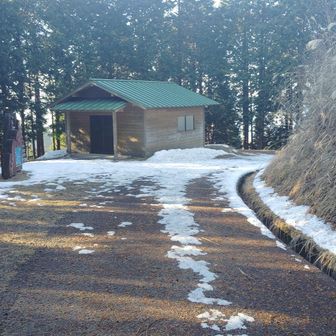 雪は少ないけれど、所々凍ってて滑ります