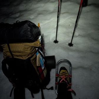 早速ここでワカンを履きました。
結果この日の行程ではアイゼンが正解でしたが、外付けしているワカンの方が楽でしたので。宿泊地までずっとワカンでした。