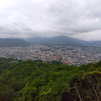 頂上から宝満山方向。
梅雨空、今にも降りそう。急いで下山します。