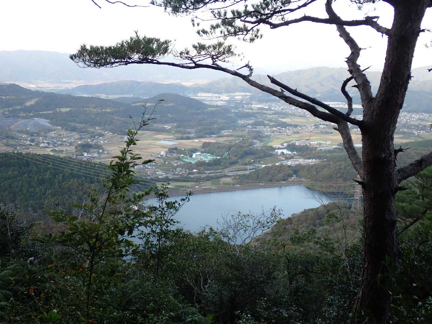 出丸からの景色
眼下に五葉湖（大原調整池）
遠くに宇連山も見える。