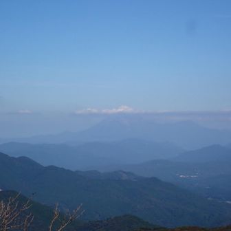 雲の下に大山