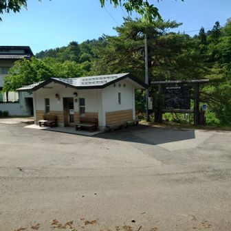面白山高原駅からちょっと上がった所にあるトイレ。
たぶん綺麗だと思う。
脱水症状で尿意も感じ無いのでトイレに行かない。