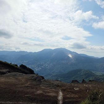 残念ながら富士山は雲に隠れてましたが、青空下の山頂ランチは気持ち良く。
みんなが持ちよったお菓子も様々でした。