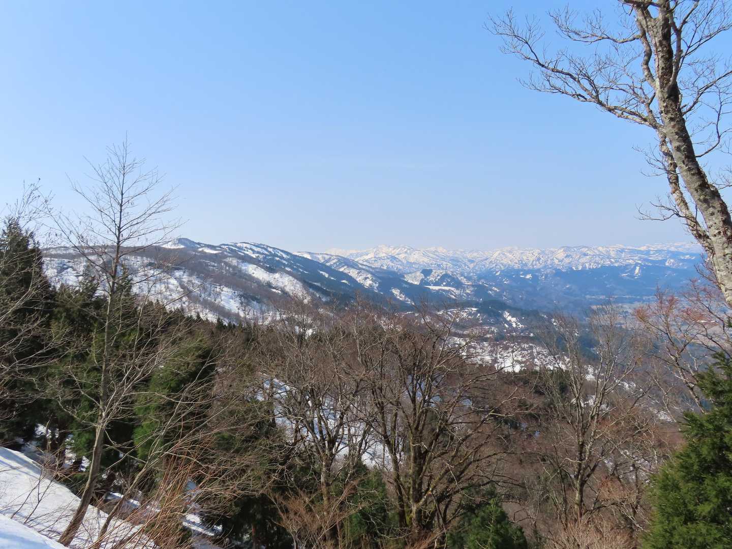急坂登る前に大休憩。
林道の右手に進むと良い景色が見えます。