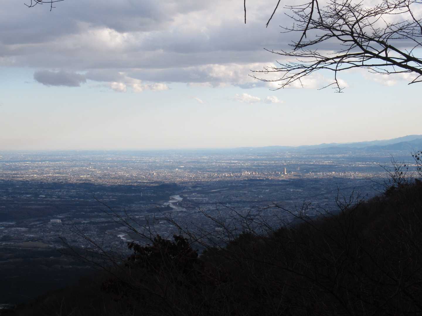 これは小野子山から少し降りたところの休憩ポイントから。前橋の街並み