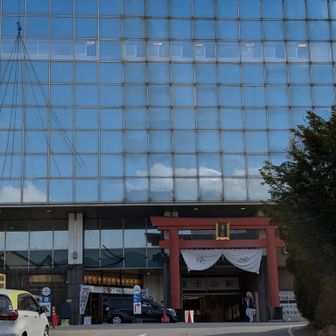 富士山駅に到着。電車はインバウンド客で満員。