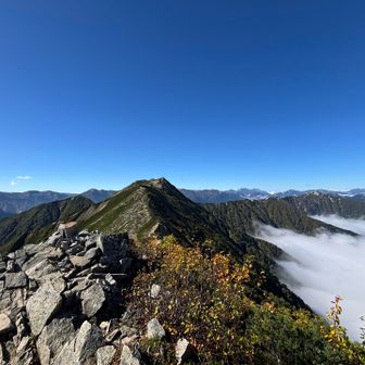 東天井岳山頂。
山頂には何もありませんが、5分くらい手前の看板に東天井岳の名前がありました。
