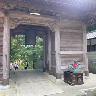 参拝終わり、撫仏の「膝&腰」を摩り最後の祈願