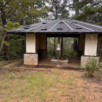 阿字山へ寄り道。立派な東屋が。