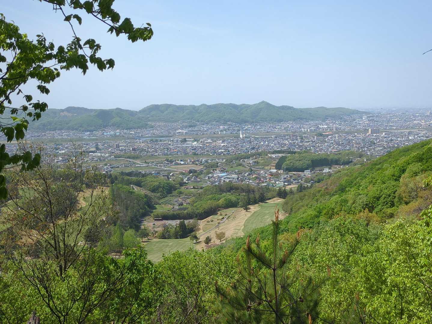 ピンクテープを頼りに急坂を登って行きます。茶臼山が見えます