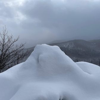 これからの季節、頂上には猛烈な風が吹きます。
この標識も石で固定しておかないと、吹き飛ばされます。