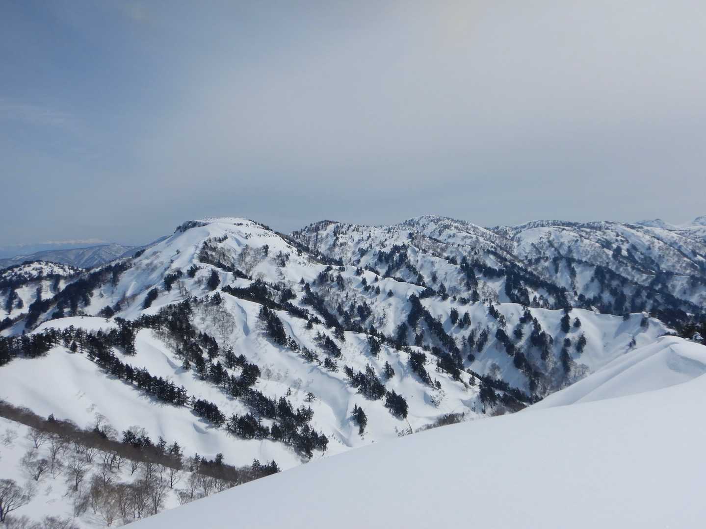 三方岩岳の加賀岩が見える。