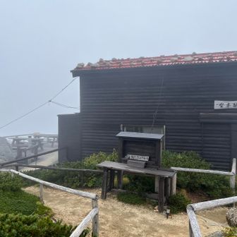 ヒュッテがありましたが、ここは寄らずに一気に山頂へ