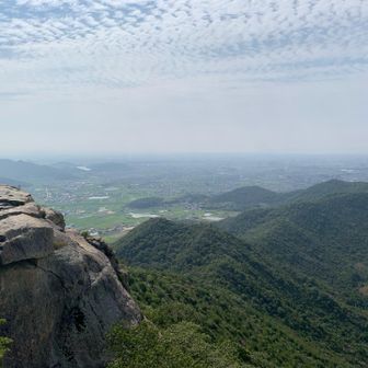 絶景の頂上岩場も、まともに直射日光を喰らうため誰もおらず、ワタシも早々に木陰に退避…💦