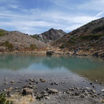 血の池に映る逆さ剣ヶ峰