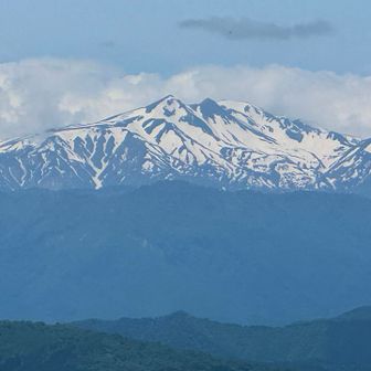 大迫力の白山。山頂はまだまだ雪を蓄えています。