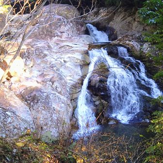 次郎四郎滝を眺めながら進みます🚶